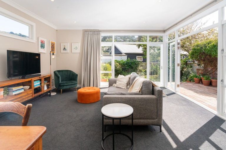 Photo of property in 90 Onepu Road, Lyall Bay, Wellington, 6022