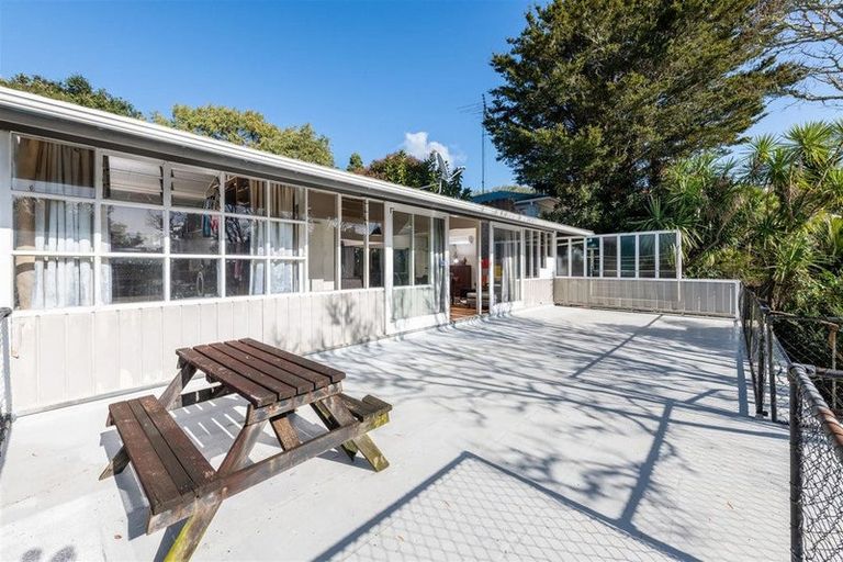 Photo of property in 16 De Val Drive, Titirangi, Auckland, 0604