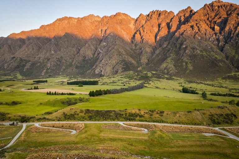 Photo of property in 6 Nathanael Place, Drift Bay, Queenstown, 9371