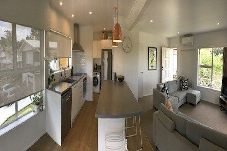 Photo of property in 1/54 Ayton Drive, Totara Vale, Auckland, 0629