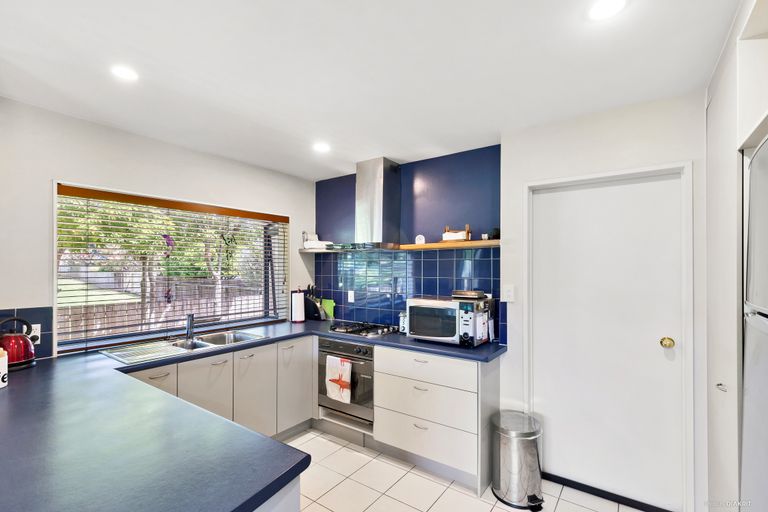 Photo of property in 1/24 Merton Avenue, Glenfield, Auckland, 0627