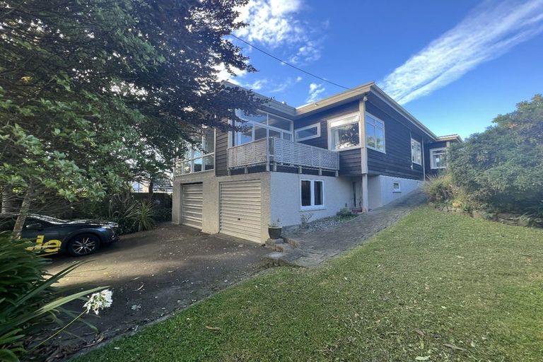 Photo of property in 28 Singers Road, Korokoro, Lower Hutt, 5012