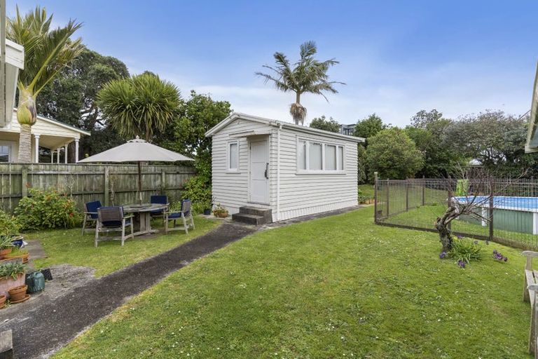 Photo of property in 16 Ocean View Road, Milford, Auckland, 0620