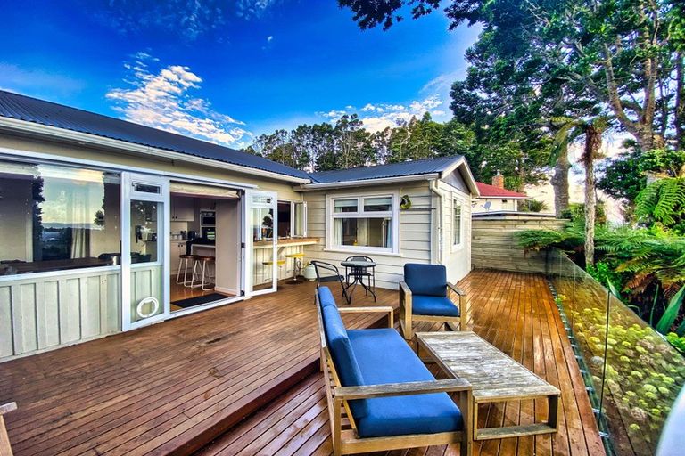 Photo of property in 114 Scenic Drive, Titirangi, Auckland, 0604