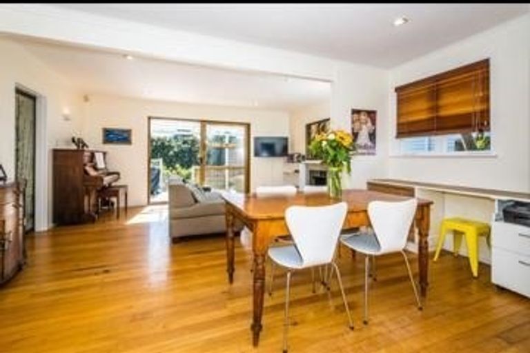 Photo of property in 40 Pupuke Road, Hillcrest, Auckland, 0627