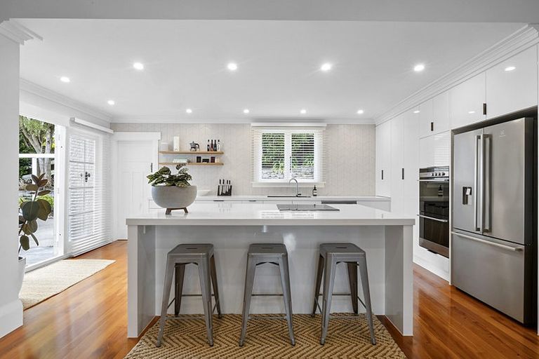 Photo of property in 70 Morley Street, New Plymouth, 4310
