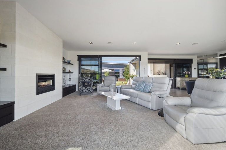 Photo of property in 9 Pukenamu Road, Rainbow Point, Taupo, 3330