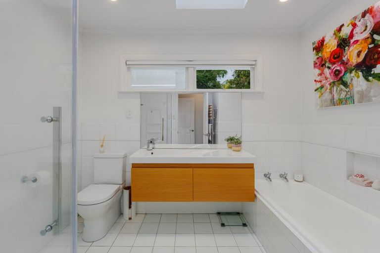 Photo of property in 70 Selwyn Crescent, Forrest Hill, Auckland, 0620
