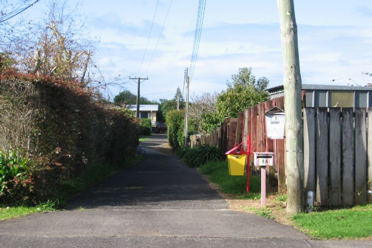 Photo of property in 1a/1 Helga Crescent, Te Atatu Peninsula, Auckland, 0610