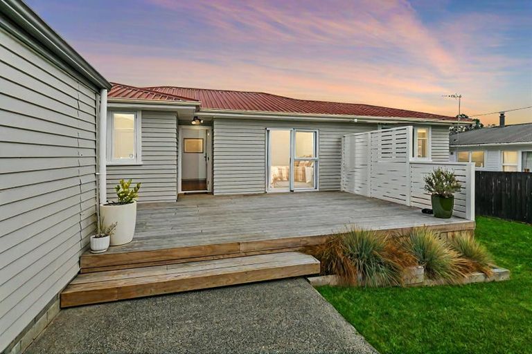 Photo of property in 28 Kingdale Road, Henderson, Auckland, 0610