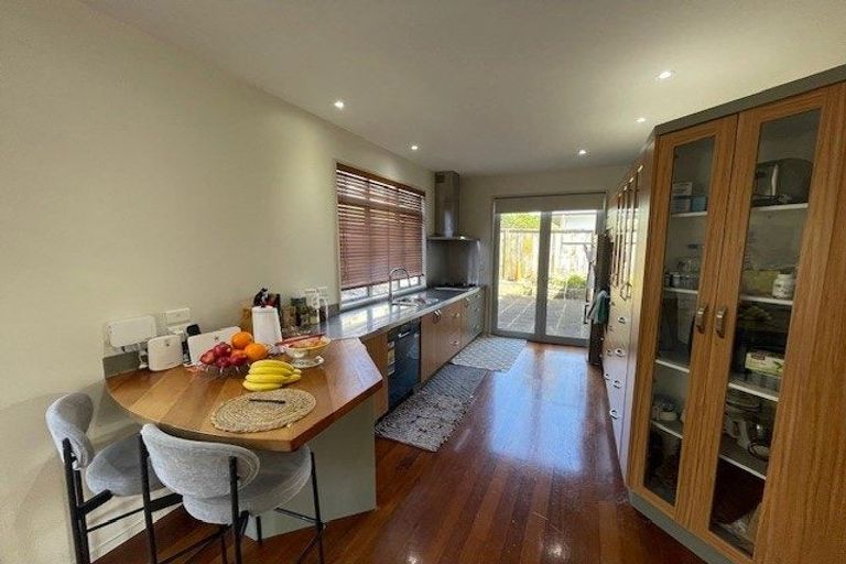 Photo of property in 2/16 Tobruk Crescent, Milford, Auckland, 0620