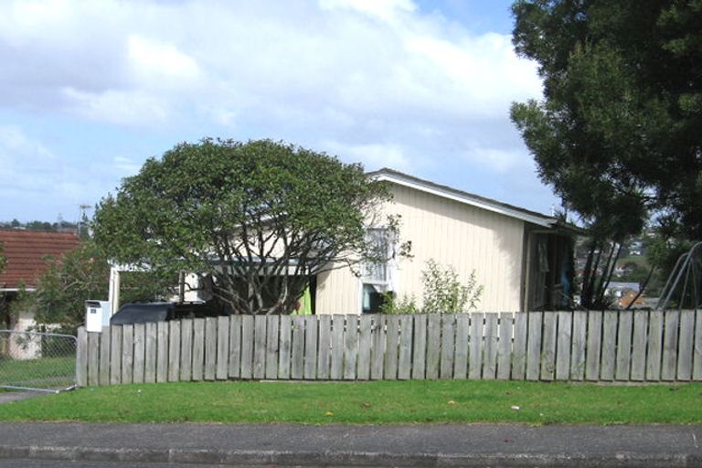 Photo of property in 23 Glenbervie Crescent, Massey, Auckland, 0614