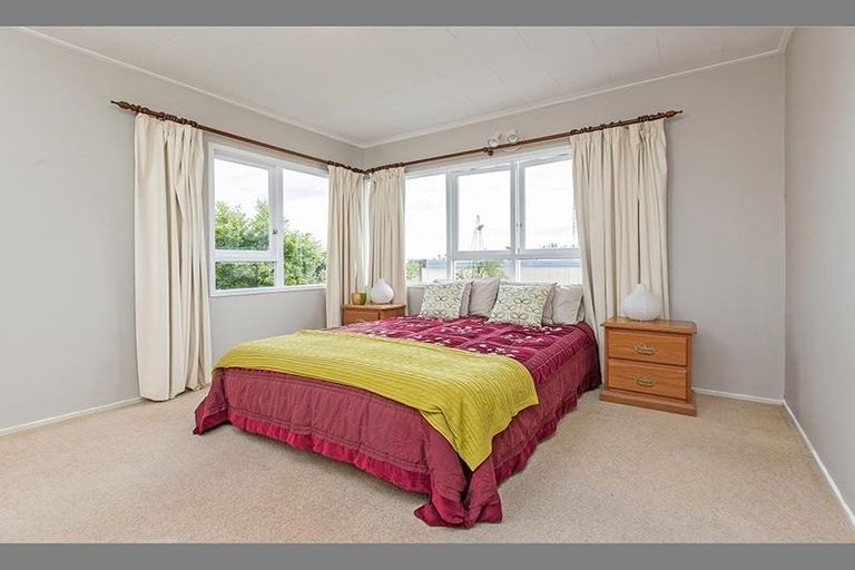 Photo of property in 40 Valley View Road, Glenfield, Auckland, 0629