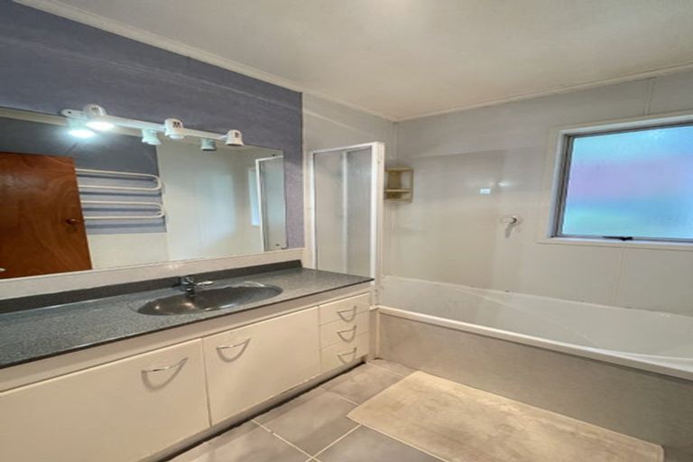 Photo of property in 16 Cypress Place, Sunnynook, Auckland, 0620