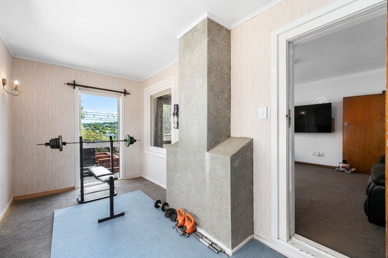 Photo of property in 70 Glanmire Road, Newlands, Wellington, 6037