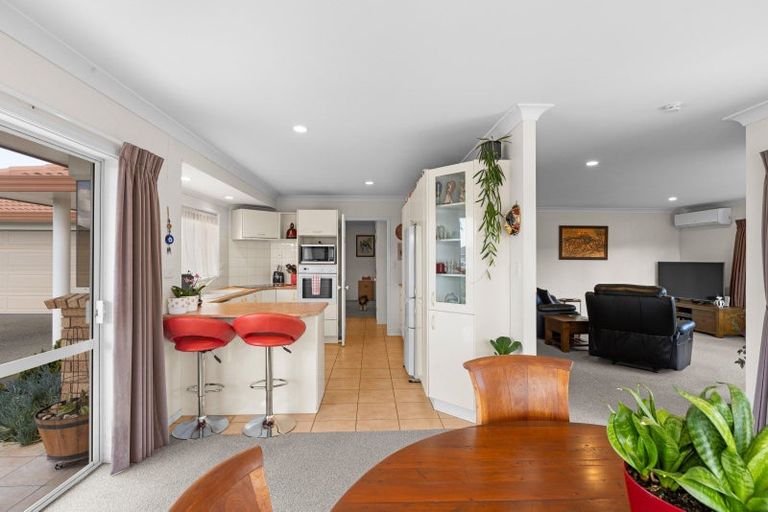 Photo of property in 2 Mcgowan Place, Orewa, 0931