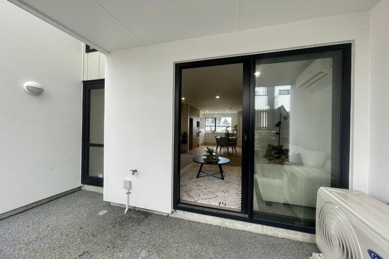 Photo of property in 2 Mikoikoi Crescent, Mangere Bridge, Auckland, 2022