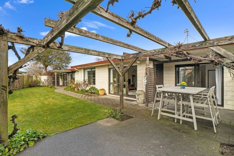 Photo of property in 8 Dulcie Place, Harewood, Christchurch, 8051