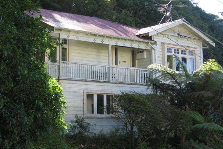 Photo of property in 16 Governor Road, Northland, Wellington, 6012