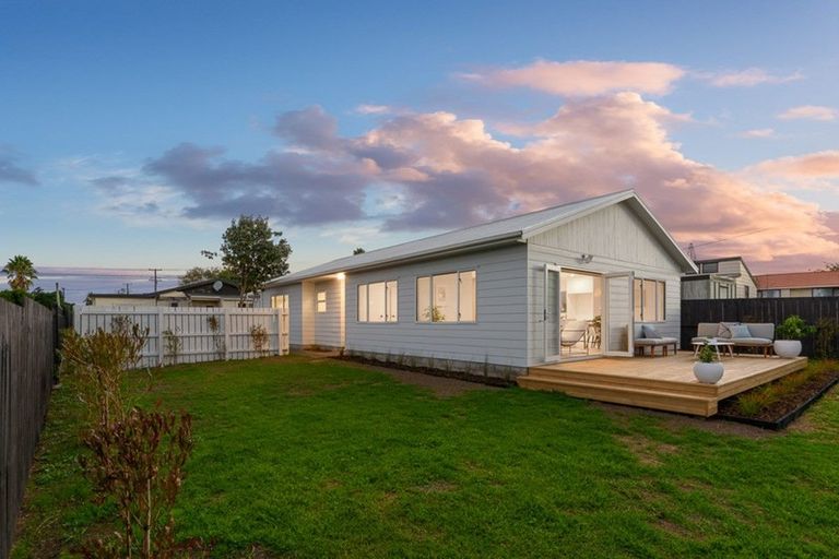 Photo of property in 122a Lynwood Road, New Lynn, Auckland, 0600