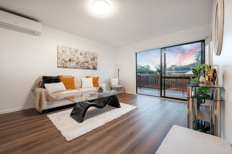 Photo of property in 2/17 Landsdale Place, Massey, Auckland, 0614