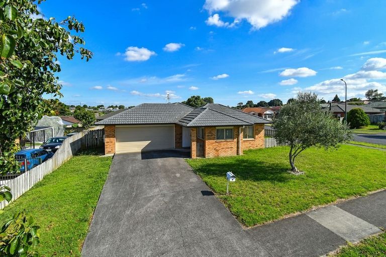 Photo of property in 1 Loughinisland Place, Weymouth, Auckland, 2103