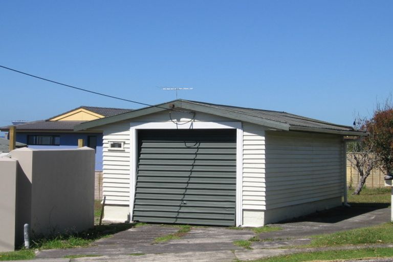 Photo of property in 2/75 Castor Bay Road, Castor Bay, Auckland, 0620