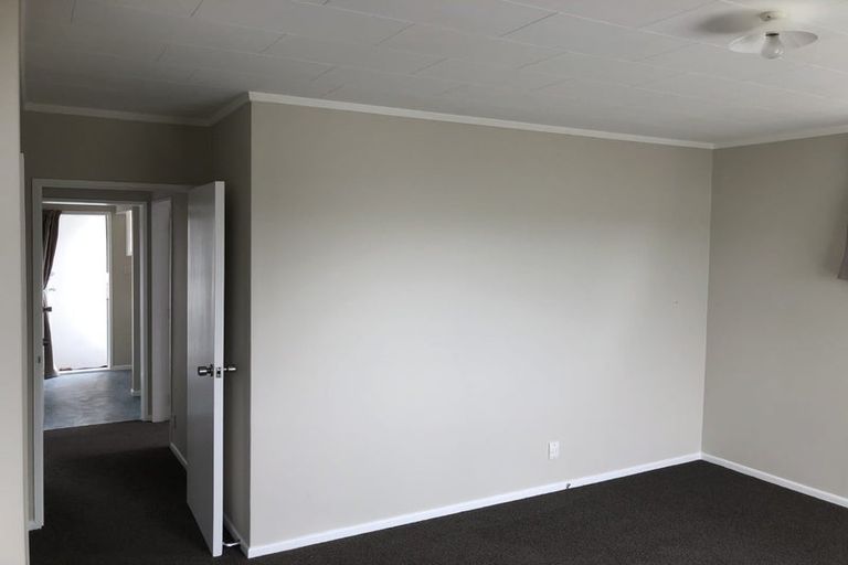 Photo of property in 47f2 Edgecombe Street, Newlands, Wellington, 6037