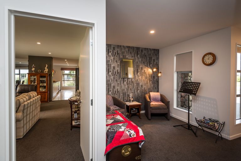 Photo of property in 43 Davaar Crescent, Broomfield, Christchurch, 8042