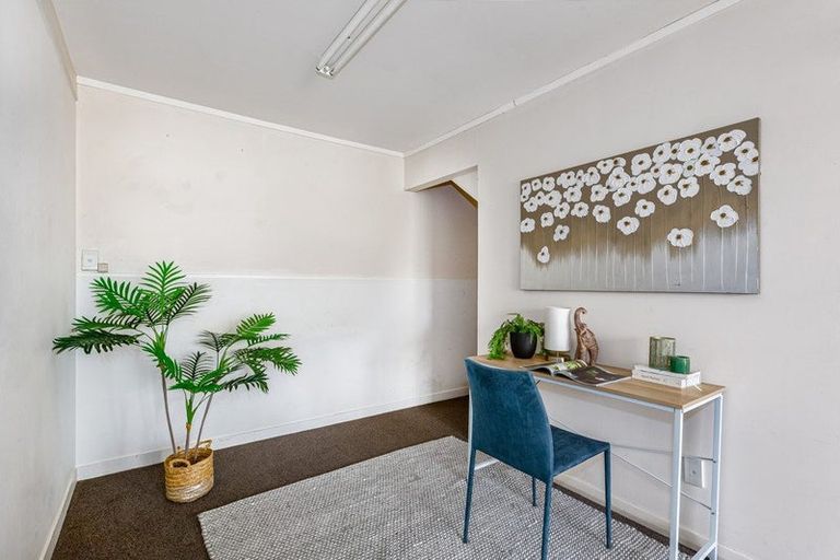 Photo of property in 21 Ladbrooke Drive, Newlands, Wellington, 6037