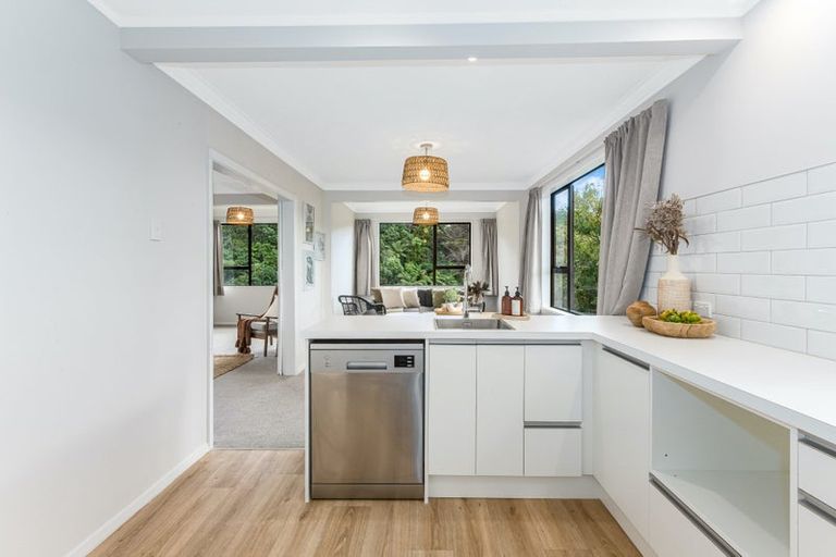 Photo of property in 25 Lincoln Avenue, Tawa, Wellington, 5028