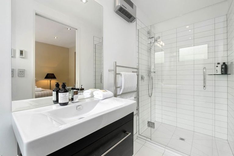 Photo of property in 8a Hallenstein Street, Queenstown, 9300