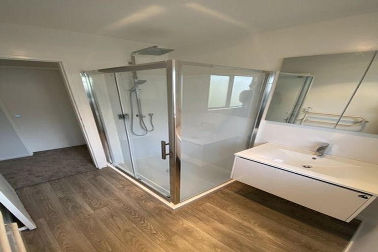 Photo of property in 15 Atlantis Place, Totara Vale, Auckland, 0629