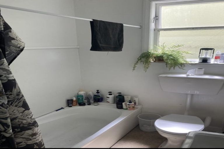 Photo of property in 29 Tanera Crescent, Brooklyn, Wellington, 6021