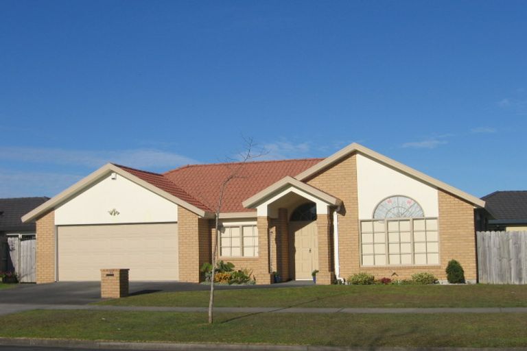 Photo of property in 106 Moyrus Crescent, East Tamaki Heights, Auckland, 2016