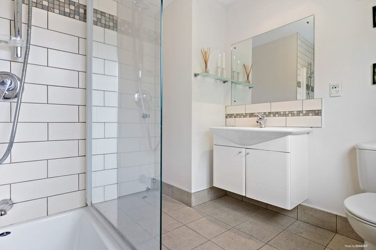 Photo of property in 6 Poturi Streams Avenue, Titirangi, Auckland, 0604