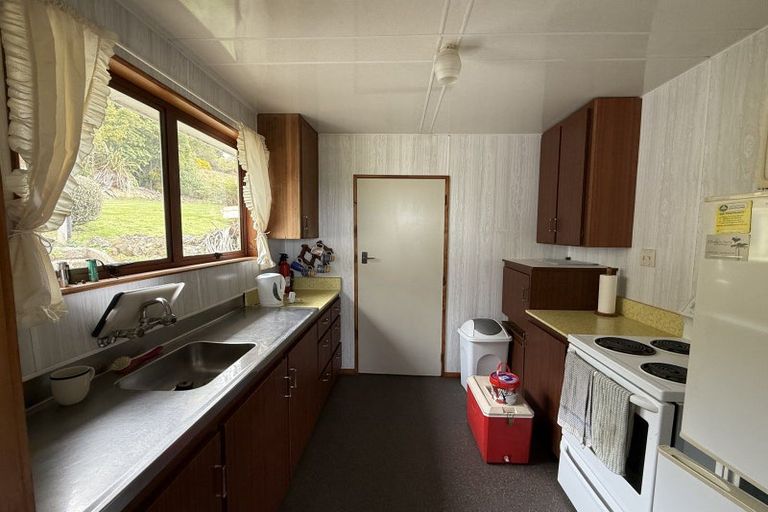 Photo of property in 112 Waikawa Curio Bay Road, Waikawa, Tokanui, 9884