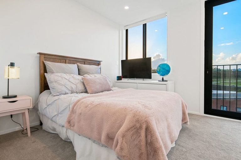 Photo of property in 10/19 Windlass Street, Long Bay, Auckland, 0630