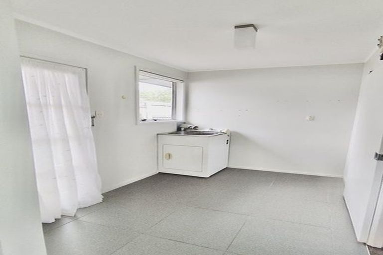 Photo of property in 29 Staincross Street, Green Bay, Auckland, 0604