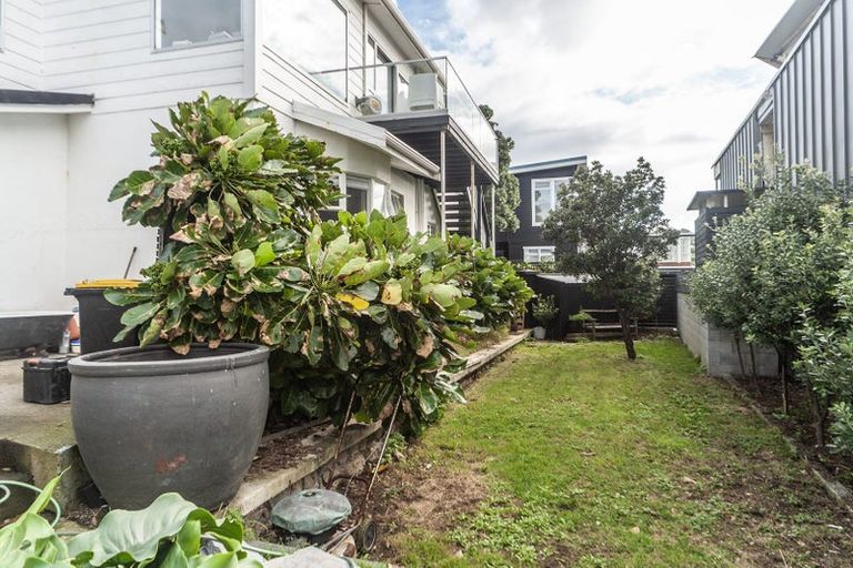 Photo of property in 281 Queens Drive, Lyall Bay, Wellington, 6022