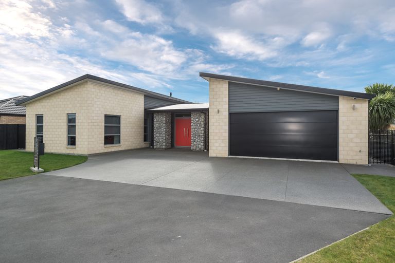 Photo of property in 43 Davaar Crescent, Broomfield, Christchurch, 8042
