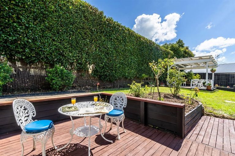 Photo of property in 2/883 East Coast Road, Northcross, Auckland, 0632