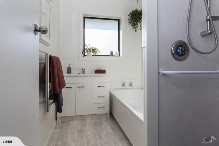 Photo of property in 320 Memorial Avenue, Burnside, Christchurch, 8053