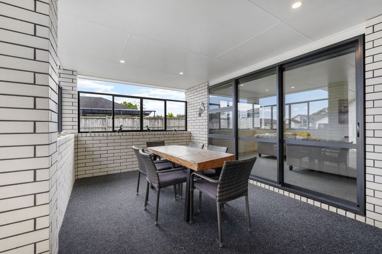 Photo of property in 28 Kilmacrennan Drive, Rosehill, Papakura, 2113