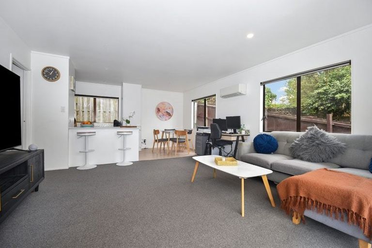 Photo of property in 2/18 Evans Road, Glen Eden, Auckland, 0602