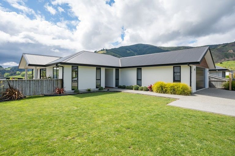 Photo of property in 8 Huntaway Close, Stoke, Nelson, 7011