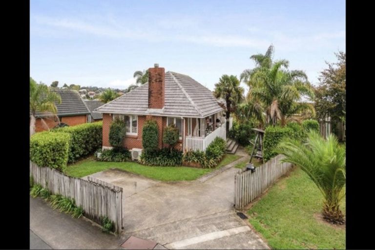 Photo of property in 94 Colwill Road, Massey, Auckland, 0614