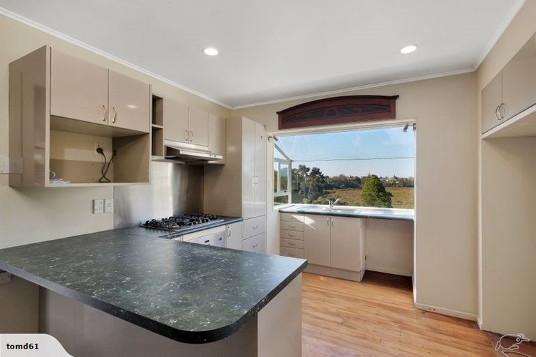Photo of property in 122 Matipo Road, Te Atatu Peninsula, Auckland, 0610