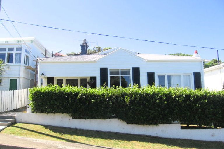 Photo of property in 16 Woburn Road, Northland, Wellington, 6012