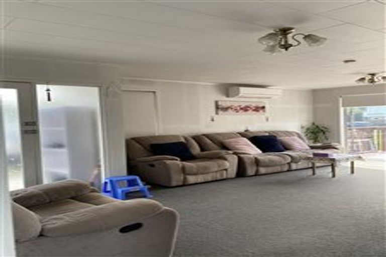 Photo of property in 16 Temuri Place, Glendene, Auckland, 0602